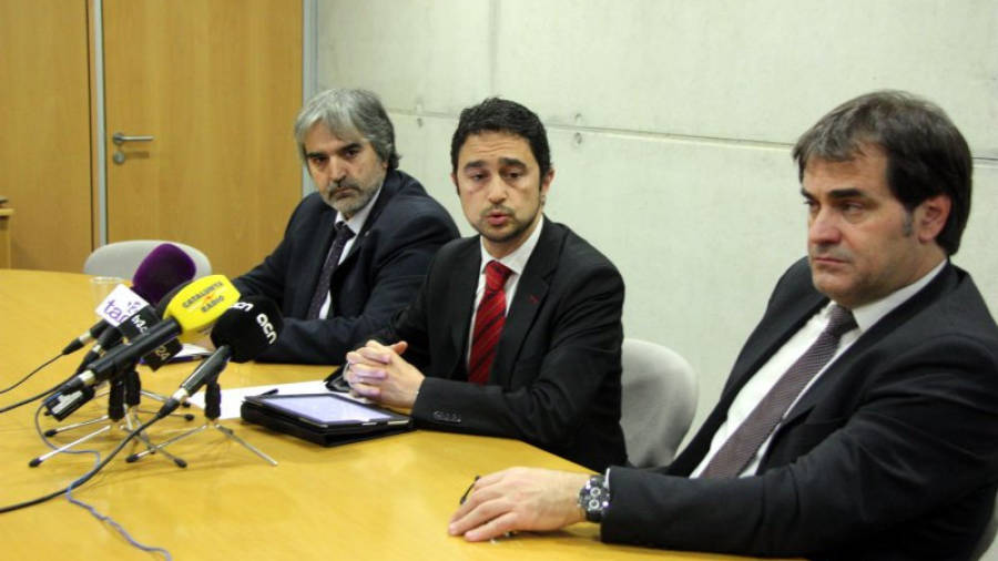 El director de l'Incasòl, Damià Calvet, acompanyat del delegat del Govern a Tarragona, Joaquim Nin, i el director general d'Urbanisme, Agustí Serra. Foto: ACN