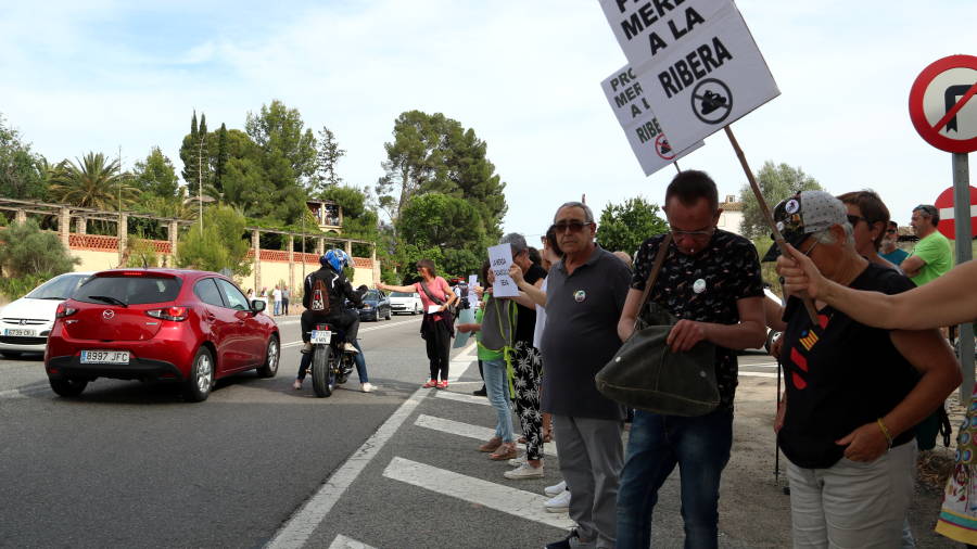La protesta ha estat organitzada per Ribera Digna i Almatret Net. FOTO: ACN