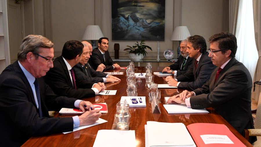 La delegaciÃ³n de la Cambra de ComerÃ§ de Tarragona con el ministro de Fomento, Ã�Ã±igo de la Serna. FOTO: CEDIDA