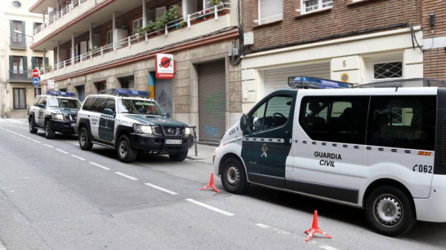 Vehicles policials de la Guàrdia Civil al carrer del barri de Sarrià on té el domicili l'extinent d'alcalde de Barcelona Antoni Vives. Foto: ACN