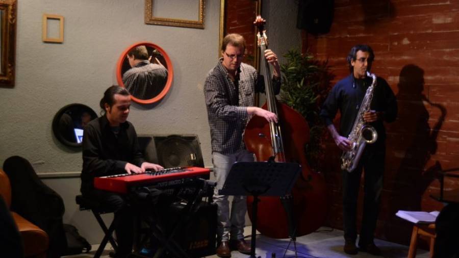 Swing Experience Trio actuant divendres al pub EPD de Montblanc. Foto: Montse Plana