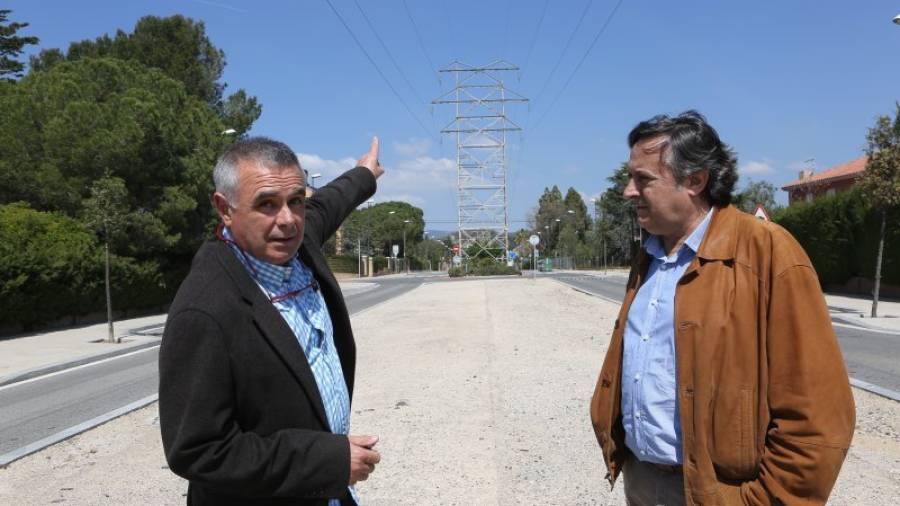 Josep Agramunt y Anton Sotorra, de la AAVV de El Pinar, señalando una torre de alta tensión . Foto: Alba Mariné