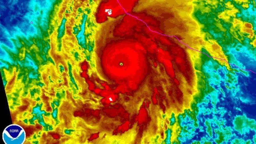 Fotografía facilitada por la Agencia Nacional de Océanos y Atmósfera de Estados Unidos (NOAA, en inglés) hoy, 23 de octubre de 2015, que muestra una imagen en la que se aprecia al huracán Patricia en su aproximaci&o