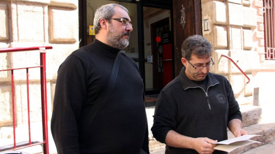 El copresident de la Federació de Veïns d'Amposta, Àngel Porres i Llorenç Navarro, a la sortida als jutjats de Tortosa després de presentar la denúncia contra les rotondes. Foto: ACN