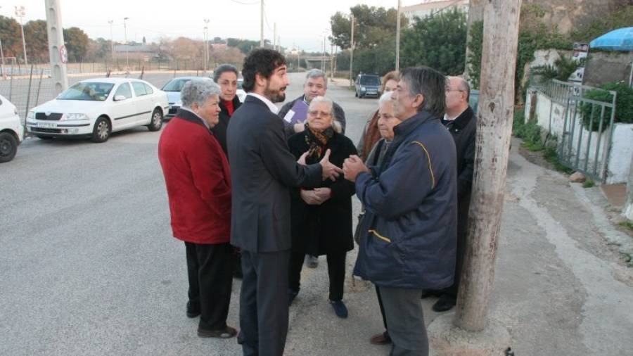 El concejal Carles Castillo se reunió con los vecinos de las Parcel·les Iborra el viernes día 16 de enero. Foto: J.C./DT