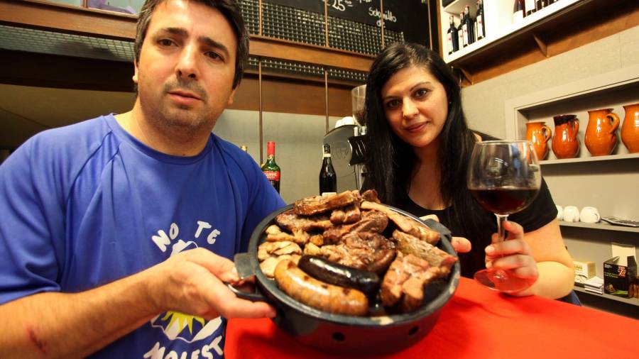 Muestra de varias piezas de carne cocinadas al estilo argentino y uruguayo