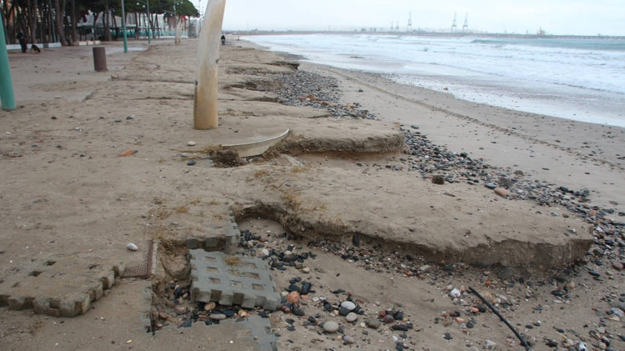El oleaje engulló muchos metros de arena en La Pineda y llegó a los mismos pies del paseo. FOTO: AJ. VILA-SECA