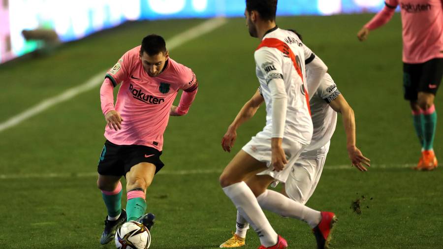 Messi intenta superar el marcaje de dos rivales del Rayo. FOTO: EFE