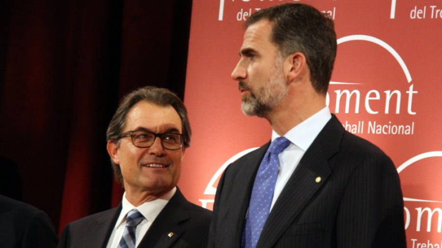 El rei Felip VI i el president de la Generalitat, Artur Mas, parlen durant l'acte a la seu de Foment del Treball. Foto: ACN