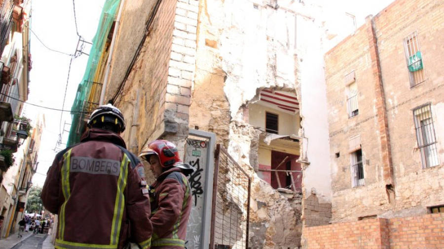 Bombers davant la casa esfondrada al carrer Calderers de Tarragona. Foto: ACN