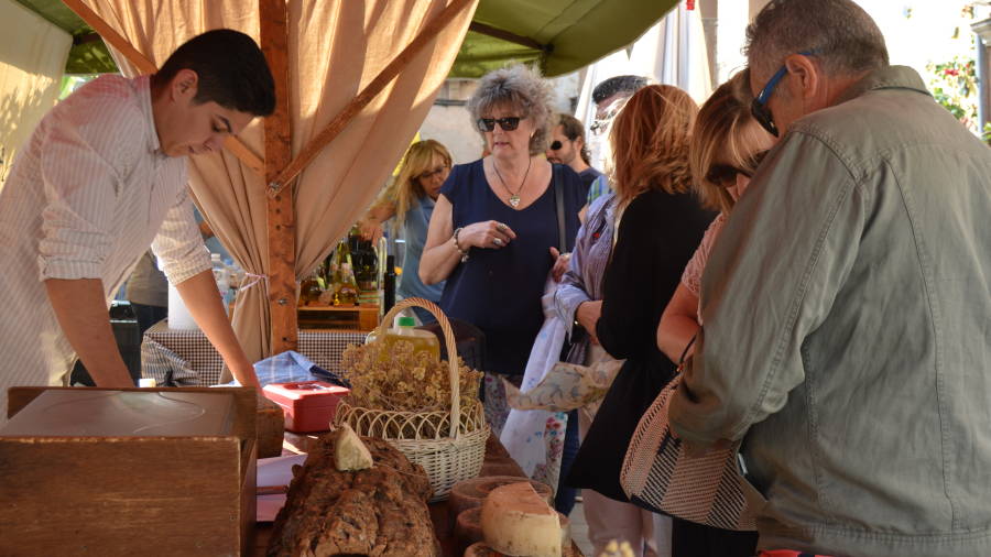 Mercado de productos de proximidad celebrado ayer en el contexto de la Festa de la Patata.FOTO: Montse Plana