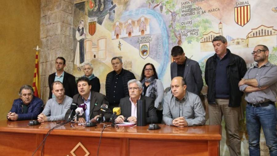 Alcaldes de los municipios afectados por el proyecto, y los presidentes de los Consells de la Conca y de la Segarra, ayer en Montblanc. Foto: ACN