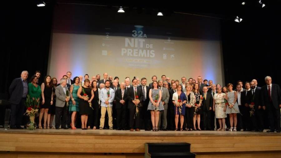 Fotografia de grup de totes les persones i entitats premiades a la 32a Nit de Premis de Valls per la seva tasca realitzada. Foto: Montse Plana