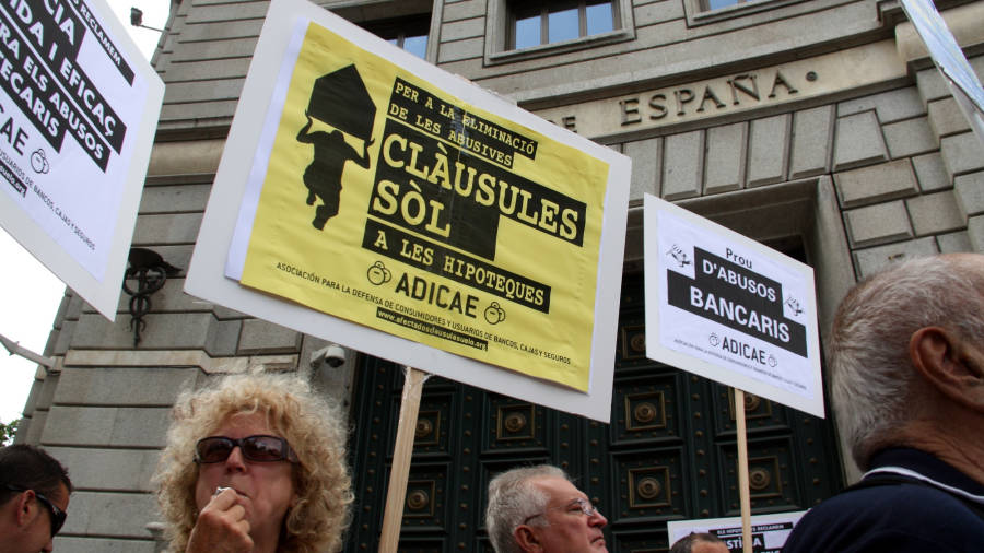 Imagen de archivo de una protesta de ciudadanos afectados por las clÃ¡usulas suelo. FOTO: ACN
