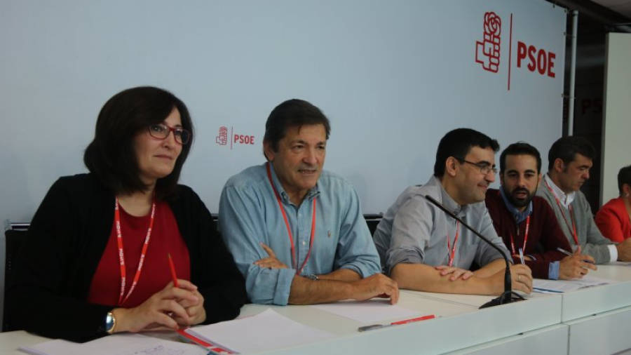 El president de la gestora del PSOE, Javier Fernández (al centre), al Comitè Federal del PSOE. Foto: ACN