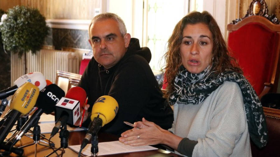 Pla general dels regidors de la CUP de Tarragona Laia Estrada i Jordi Martí en roda de premsa a l'Ajuntament. Foto: ACN