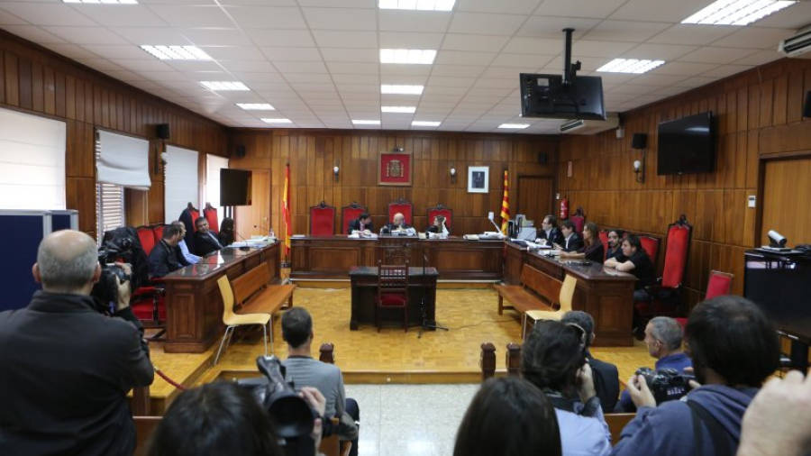 Imagen de la sala de vistas donde se está celebrando el juicio, con los diferentes acusados. Foto: Alba Mariné