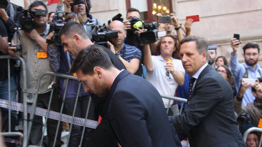 El jugador del FC Barcelona Leo Messi, entrant amb el cap cot a l'Audiència de Barcelona el 2 de juny del 2016 per declarar en el judici per delicte fiscal.