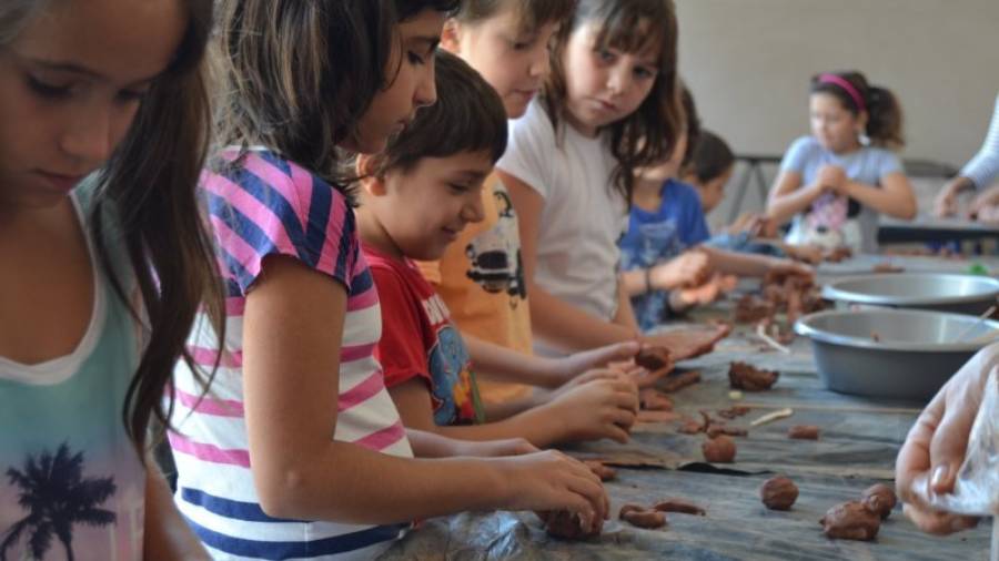 Nens i nenes fent un taller a Terrània, el Festival Internacional de Ceràmica. Foto: montse plana / DT