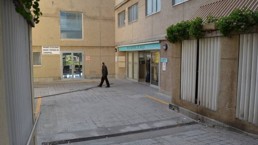 Entrada principal a l\'edifici del Pius Hospital de Valls. Foto: M. Plana