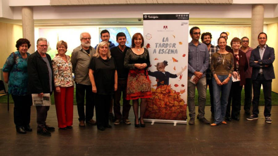 Fotografia de família amb algunes de les persones implicades en la programació de tardor dels teatres de Tarragona, l'1 d'octubre de 2015. Foto: ACN