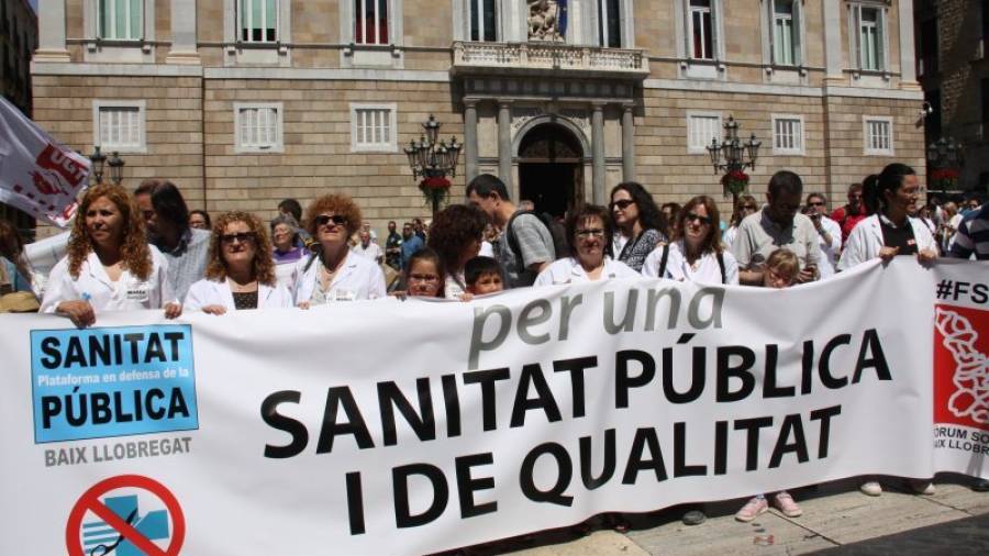 Concentració de metges i infermeres davant del Palau de la Generalitat el mes de maig passat. FOTO: ACN