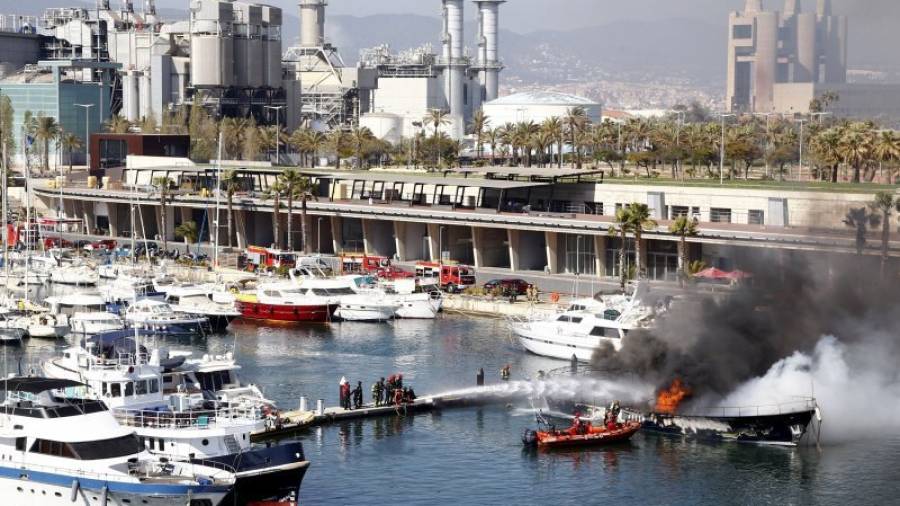 El segon foc es devia produir pel gasoil abocat procedent dels primers vaixells cremats. Foto: marta pérez / efe