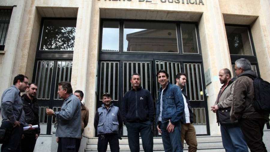 Un grup de treballadors d'EMTE Service a les portes dels jutjats de Tarragona. Foto: ACN