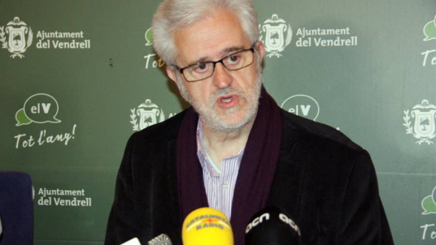 L'alcalde del Vendrell, Martí Carnicer, intervenint en roda de premsa. Foto: ACN