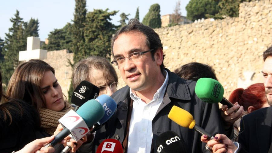 El coordinador general de CDC, Josep Rull, atenent els mitjans de comunicació després de l'ofrena floral a la tomba de Francesc Macià, al Cementiri de Montjuïc, el 25 de desembre del 2015.