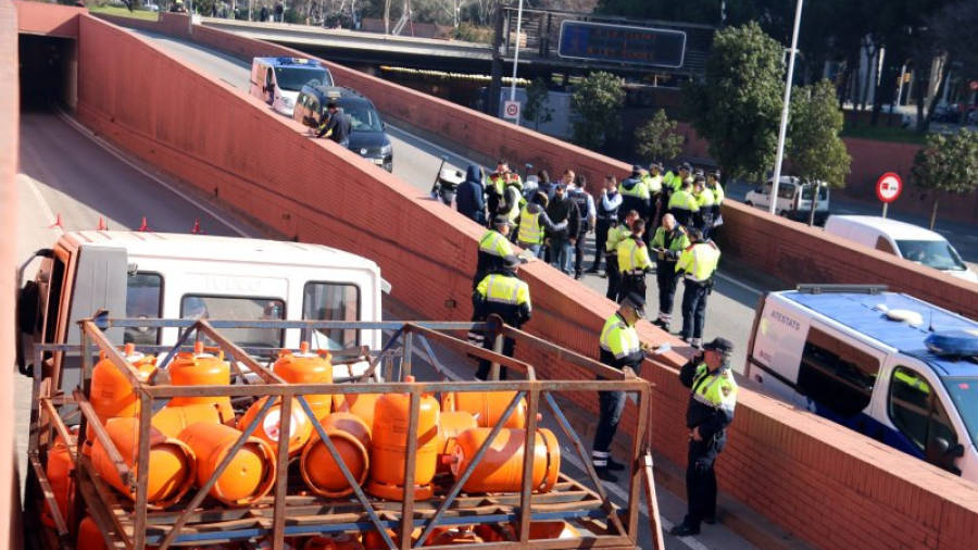 Pla general del camió amb butà aturat a la Ronda Litoral de Barcelona. Foto: ACN