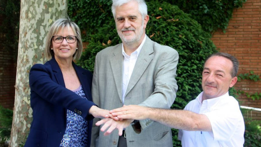 Eva Serramià, Martí Carnicer i Josep Marrassé es donen les mans simbolitzant l'acord signat per governar al Vendrell durant la legislatura 2015-2019. FOTO: ACN