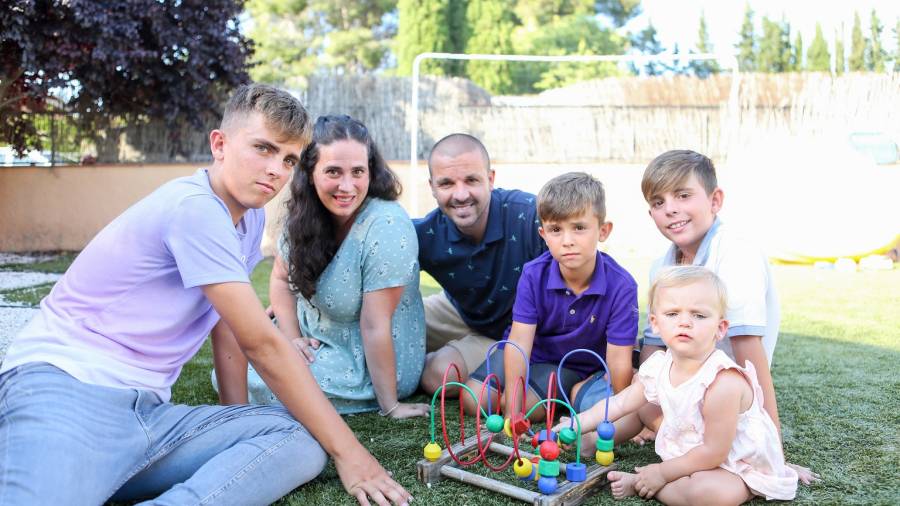 Sonia Sánchez y su esposo, Víctor Domínguez, con sus cuatro hijos: Alejandro (15 años), Erik (6), Enzo (11) y Andrea (19 meses). FOTO: ALBA MARINÉFUENTE: INE