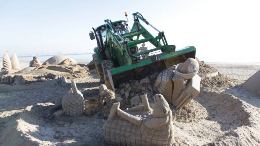 Un tractor pala hizo añicos ayer por la mañana el peseber de arena de la playa de La Pineda. Foto: Alba Mariné