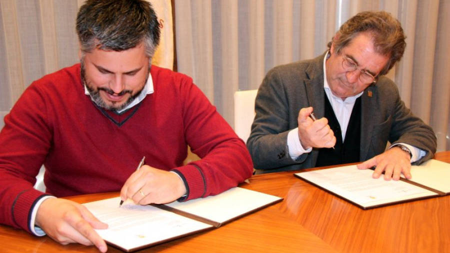 Els alcaldes de Valls i Montblanc, Albert Batet i Josep Andreu, signant la petició de reunió aquest dimarts a sala d'Alcaldia de l'Ajuntament de Valls. Foto: ACN