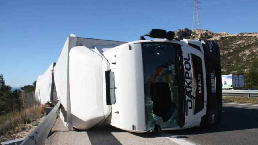 Primer pla del camió accidentat a l'AP-7 pel vent a Vandellòs i l'Hospitalet de l'Infant, aquest 1 de març de 2016. ACN