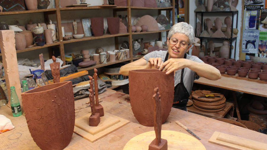 La ceramista N&uacute;ria Alb&agrave; al seu taller de Senan. FOTO: CEDIDA