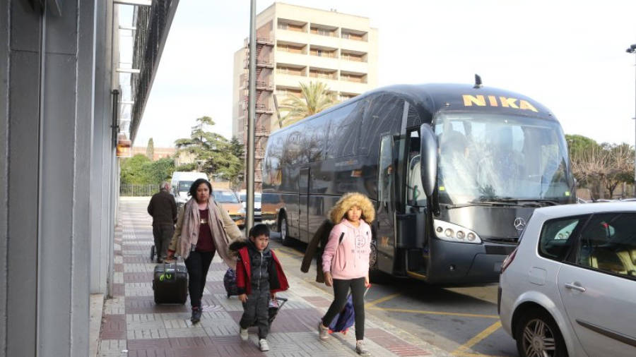 Els autocars estan transportant des de l'estació de renfe de Reus a nombrosos dels passatgers afectats pel tall de la circulació ferroviària. Foto: Alba Mariné