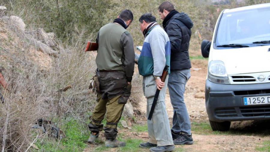 Companys del caçador detingut per la mort de dos agents rurals a Aspa. Imatge del 21 de gener de 2017. (Horitzontal)