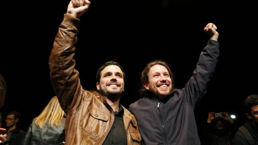 Los líderes de Izquierda Unida, Alberto Garzón (i), y de Podemos, Pablo Iglesias (d), salen de la sala Mirador. EFE