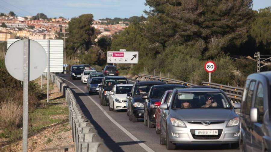Las colas de vehículos en la carretera N-340 son habituales en verano y durante los fines de semana y festivos. Foto: Alba Mariné