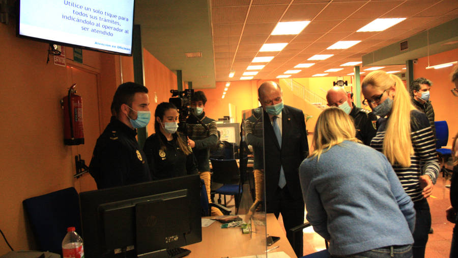 El subdelegado del gobierno español en Tarragona, Joan Sabaté, durante su visita a la Oficina de Extranjería.&nbsp;Foto: ACN