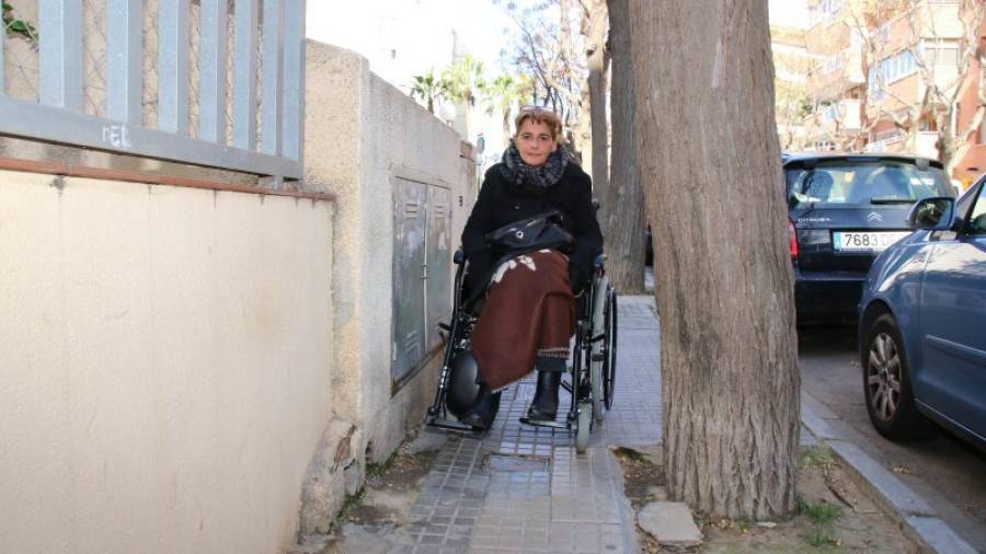 Marta Pérez asegura que salir a la calle a buscar medicinas, comida es casi una odisea por el mal estado de aceras y bordillos. Foto: j.c.