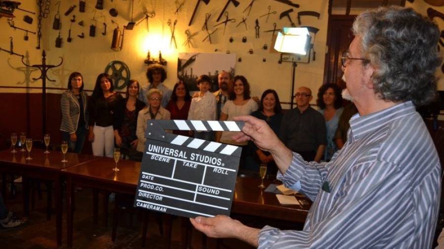 Ricardo Cano Gaviria amb una claqueta i, en un segon pla, els actors de la pel·lícula i el curtmetratge. Foto: M.P.
