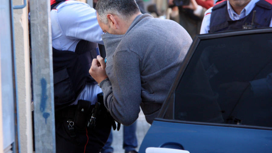 El detenido en el momento de entrar ayer en los Juzgados de Valls. FOTO: ACN