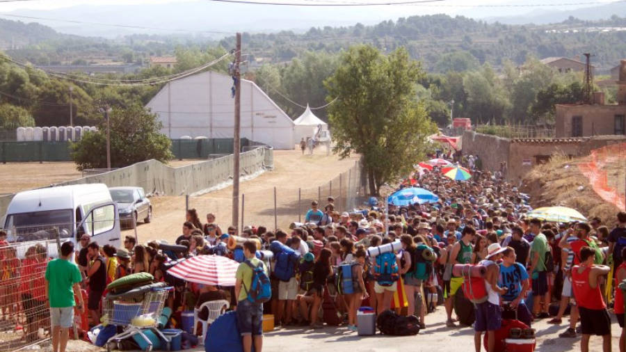 Des de primera hora molts joves han fet cua per poder entrar a les zones d'acampada del festival montblanquí. FOTO: ACN