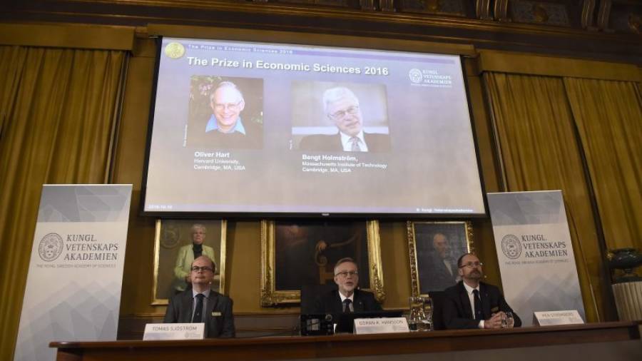 Rueda de prensa en Estocolmo (suecia) en la que se dio a conocer el fallo del jurado en los Nobel de Economía. Foto: EFE
