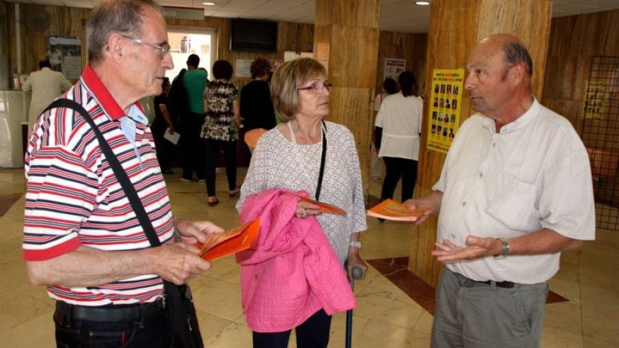 Joan Jordi, trasplantado de hígado, informaba ayer a dos usuarios del Joan XXIII. Foto: ACN