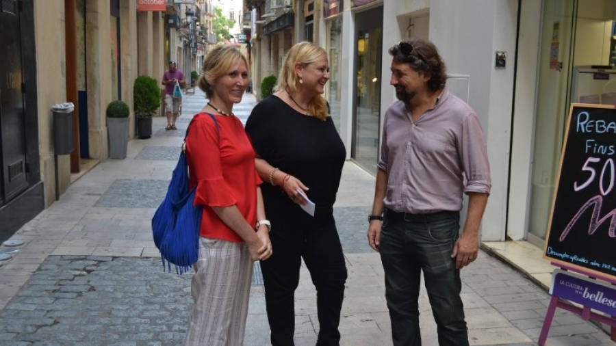 Imatge de la regidora Montserrat Caelles (centre) amb Patrícia Gay i Alfred Pitarch. Foto: dt
