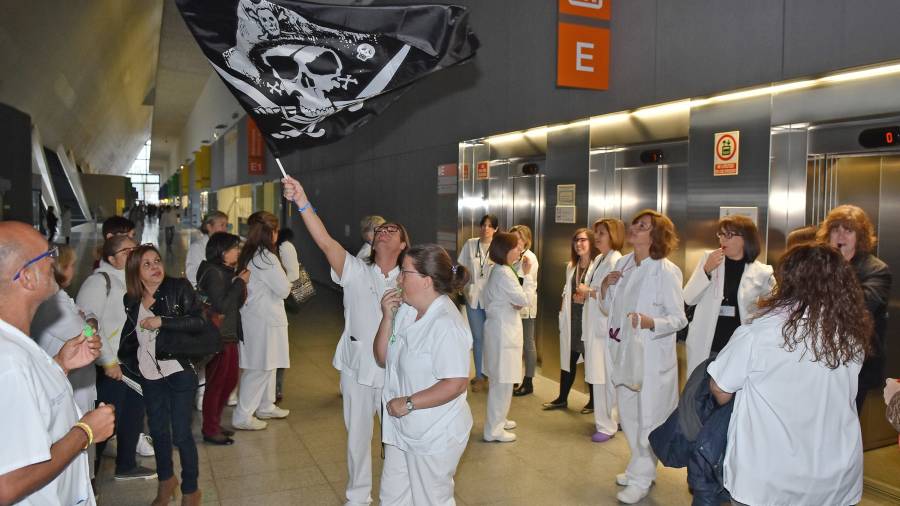 Imagen del inicio de la concentraciÃ³n de protesta que ayer por la maÃ±ana reuniÃ³ a unos 200 trabajadores del centro hospitalario. FOTO: CEDIDA
